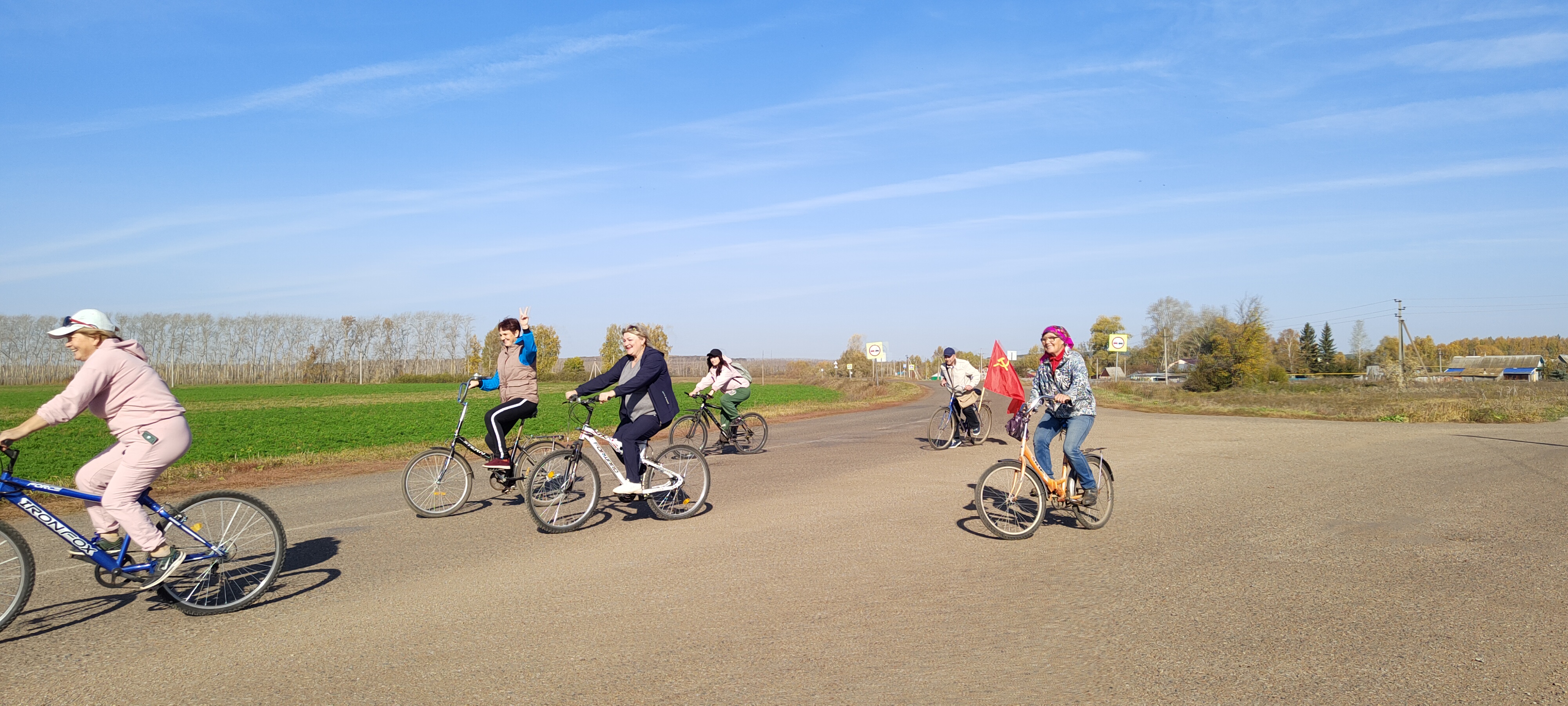 Велопробегом отметили День пожилых людей в Старобазановском сельсовете